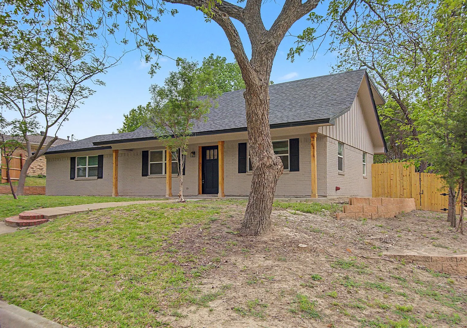 4 bedroom 2 bath completely remodeled — Photo 1