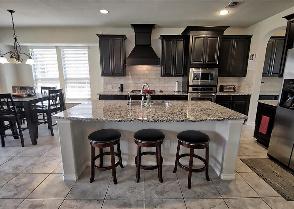 1st image of 2924 Lakefield Dr