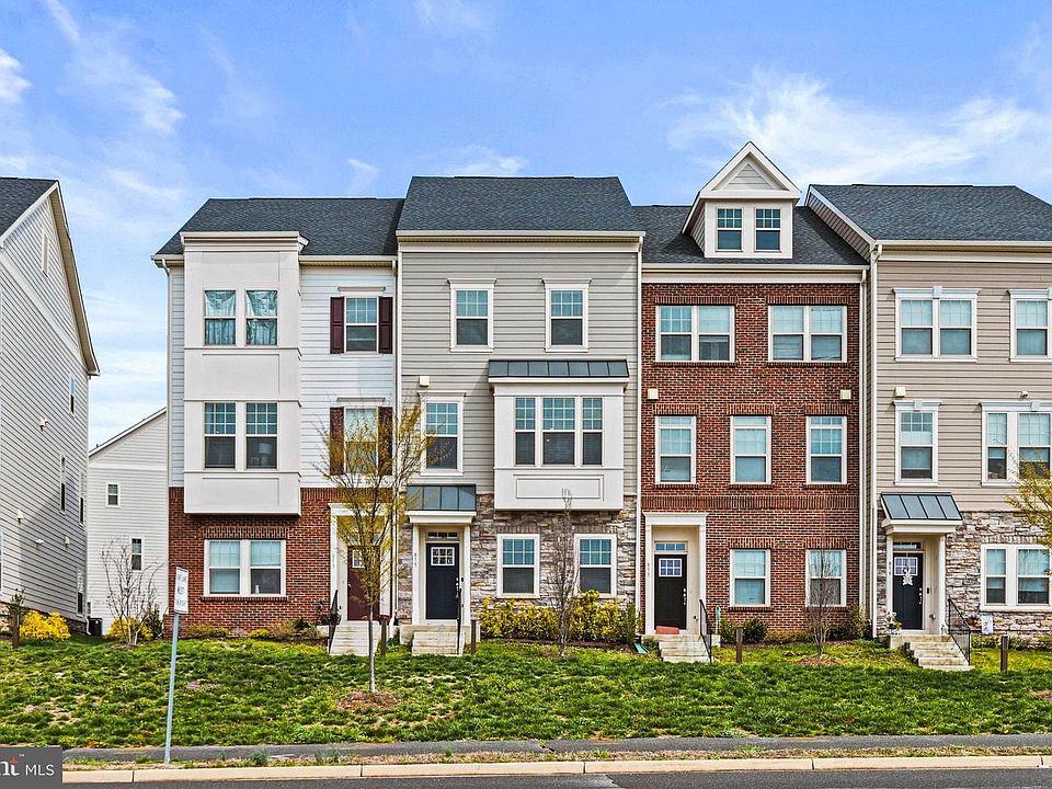 1st image of 815 Sawback Sq NE