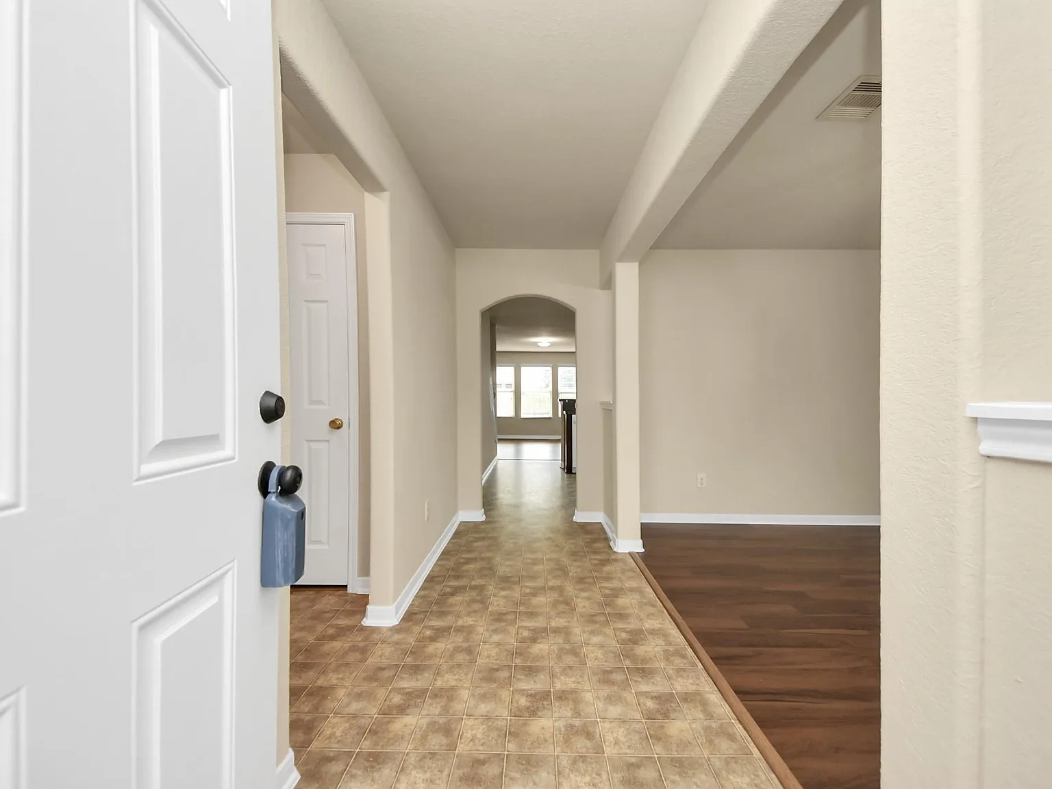 4 bed, 2.5 bath, 3220 sqft, $3,000 — Photo 4