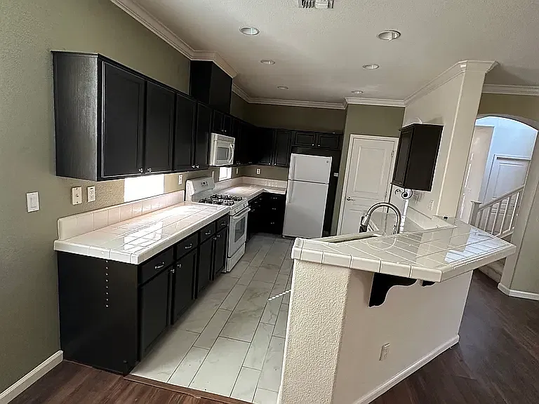 4 bed, 2.5 bath, 2169 sqft, $2,700 — Photo 3