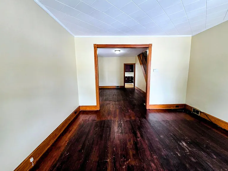 424 E Locust St — Photo 2