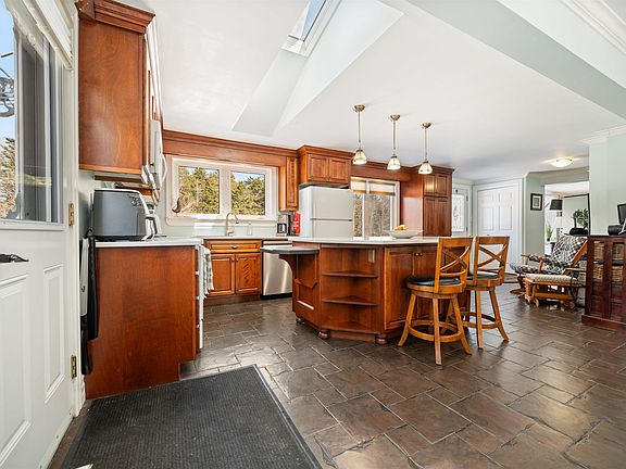 4th image of 9393 Sherbrooke Rd