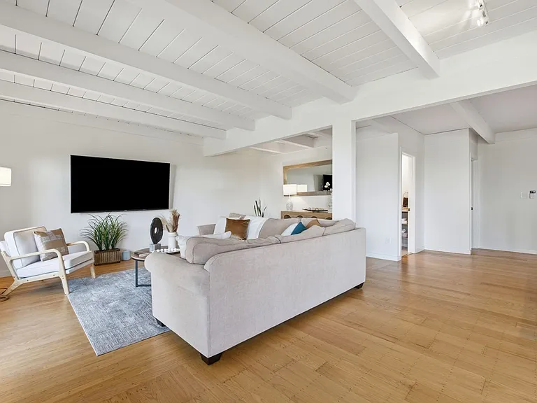 2323 Mastlands Dr — Photo 3