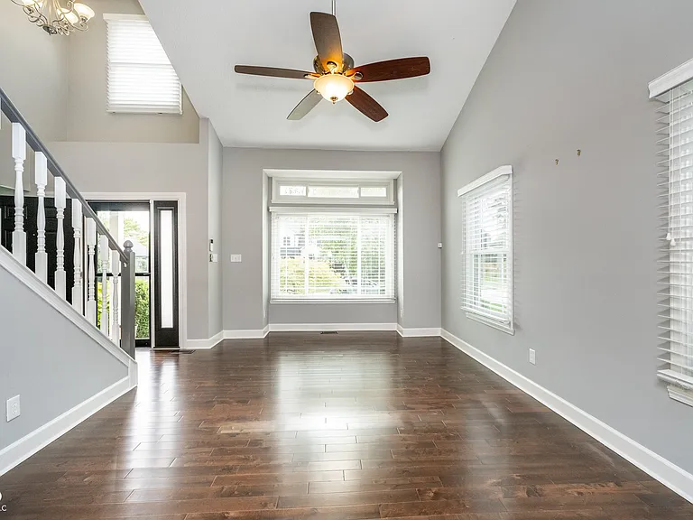 13738 Roswell Dr — Photo 4