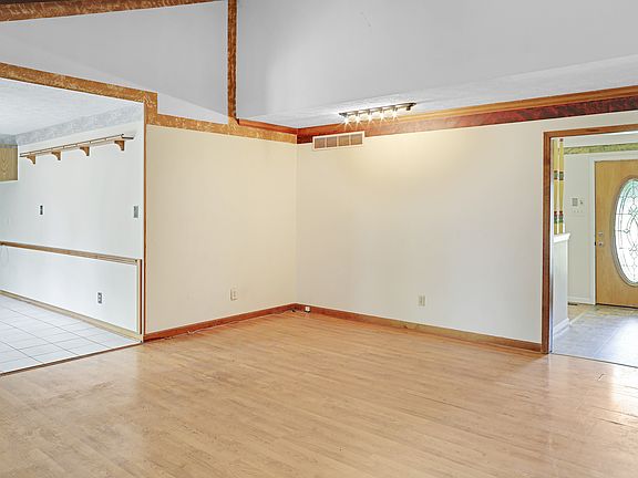 5th image of 410 Maria Dr