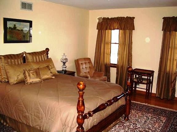 MBR with huge Walk in Closet