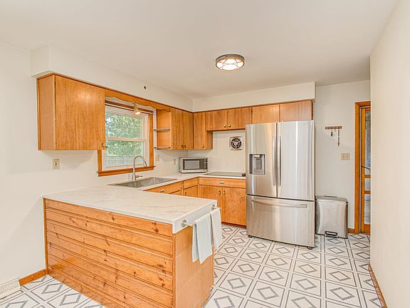 5th image of 575 Camp St