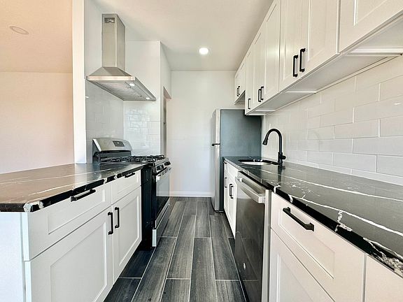 4th image of 2158 Steinway St #3