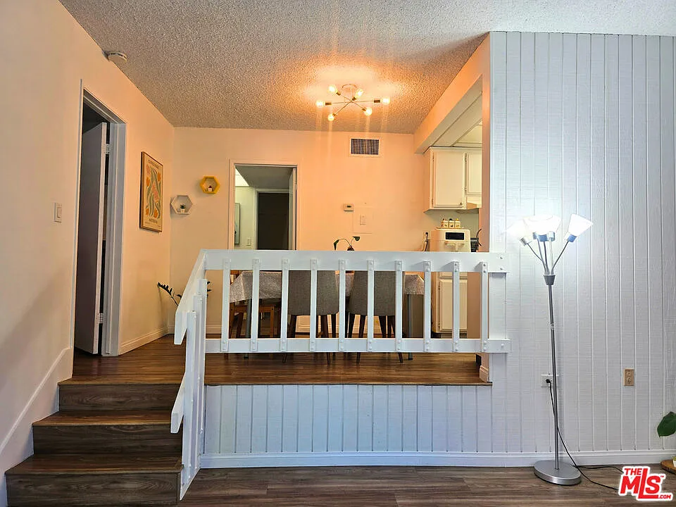 Building Photo - 991 S Idaho St #102