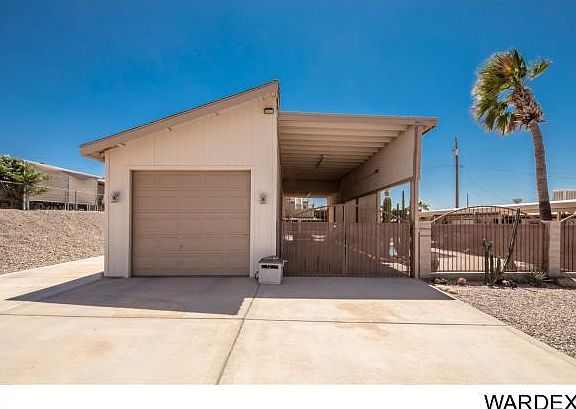 3rd image of 3051 Lake Dr