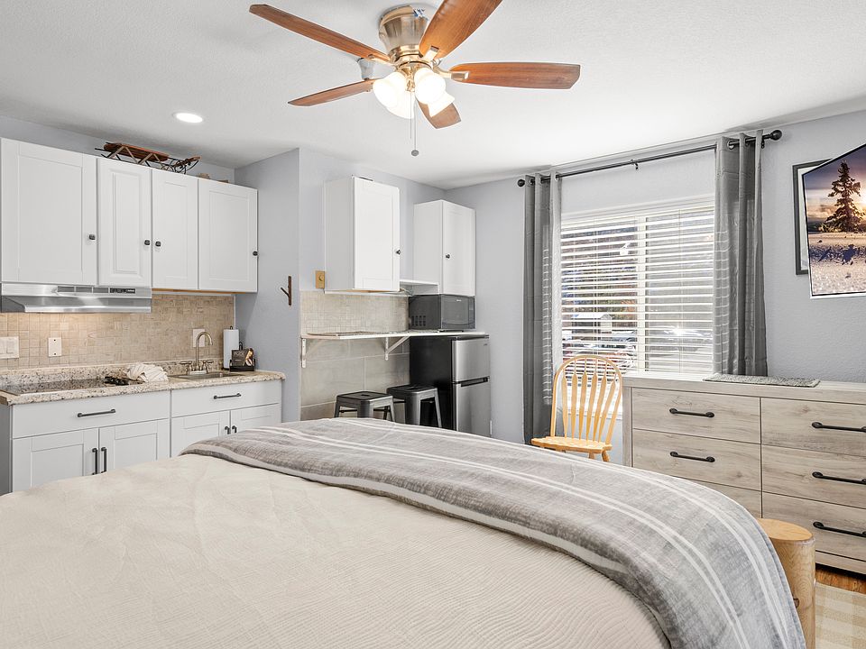 Queen Bed / Kitchenette