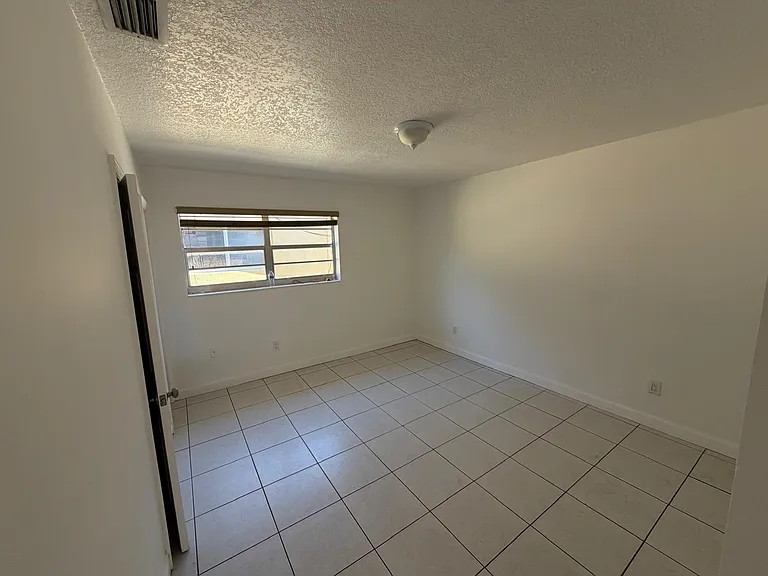 9243 SW 39th St — Photo 10