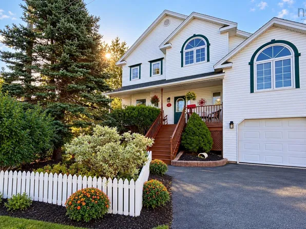 10 Blanchard Cres, Halifax, NS B4A 4C5