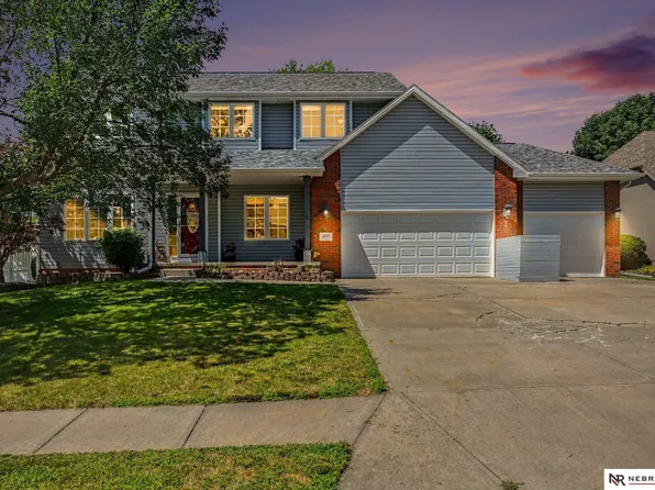 2811 Leigh Ln, Papillion, NE 68133