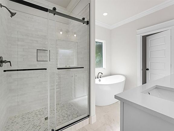 4th image of 26 Dunvegan Dr