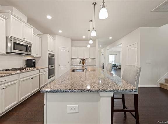 5th image of 233 Sweet Briar Dr