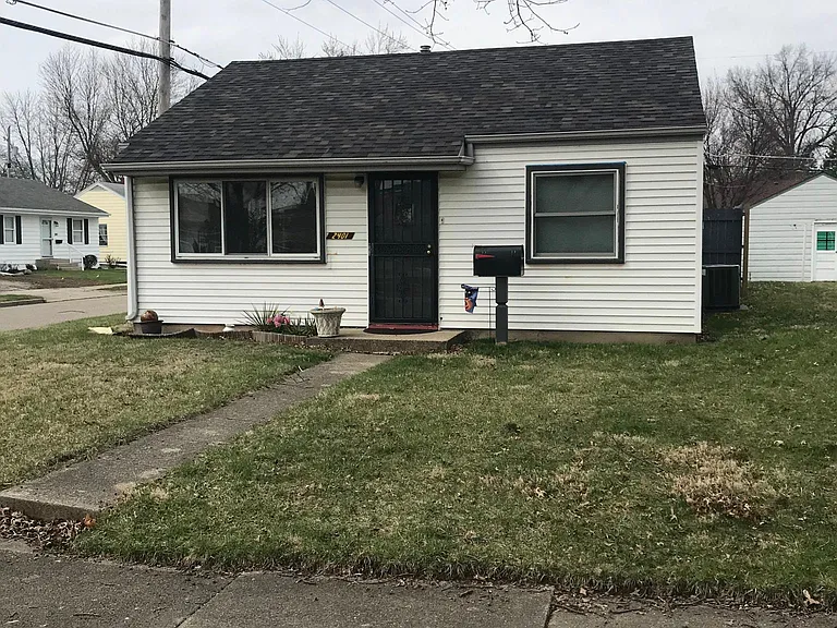 2401 Lynn Ave — Photo 1