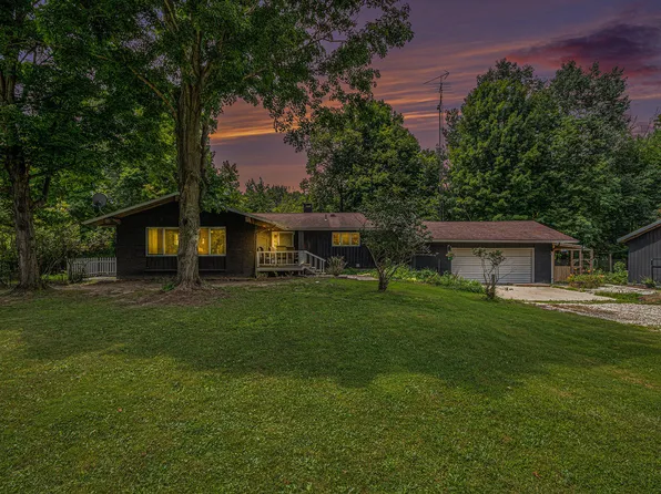 5292 Riverside Rd, Coloma, MI 49038