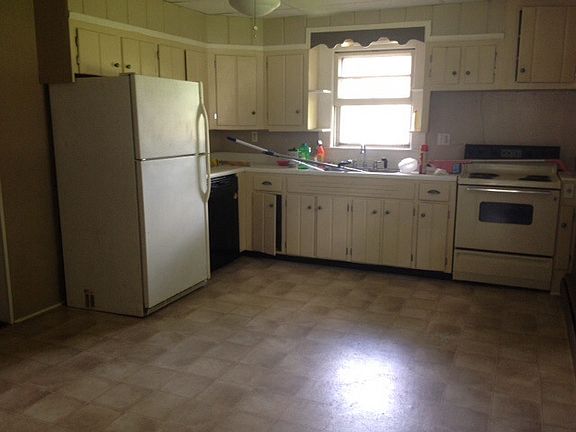 5th image of 107 School St