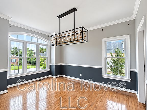 5th image of 33 Meadow Springs Ln