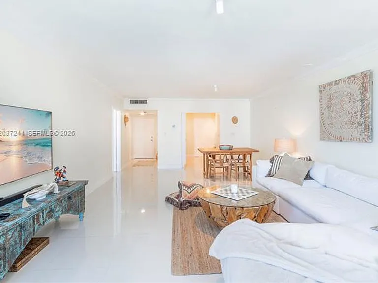 5401 Collins Ave #1013 — Photo 7