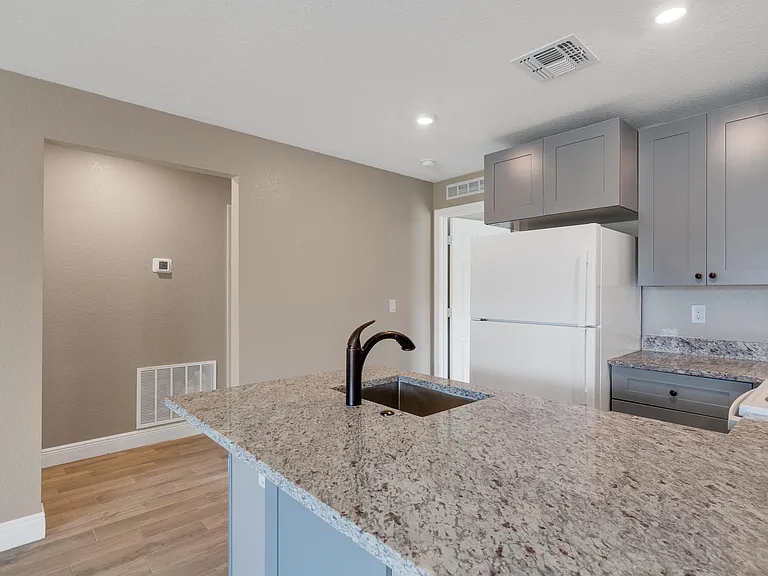 1405 Avenue G #A — Photo 10