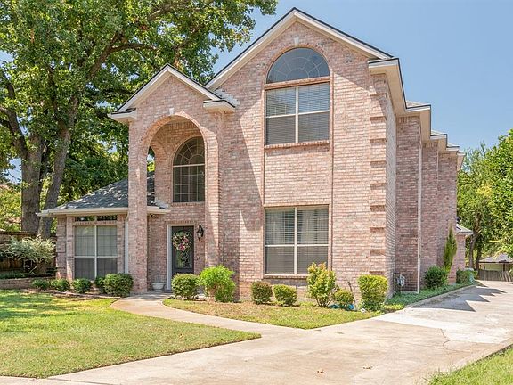 3rd image of 1011 Rocky Ln