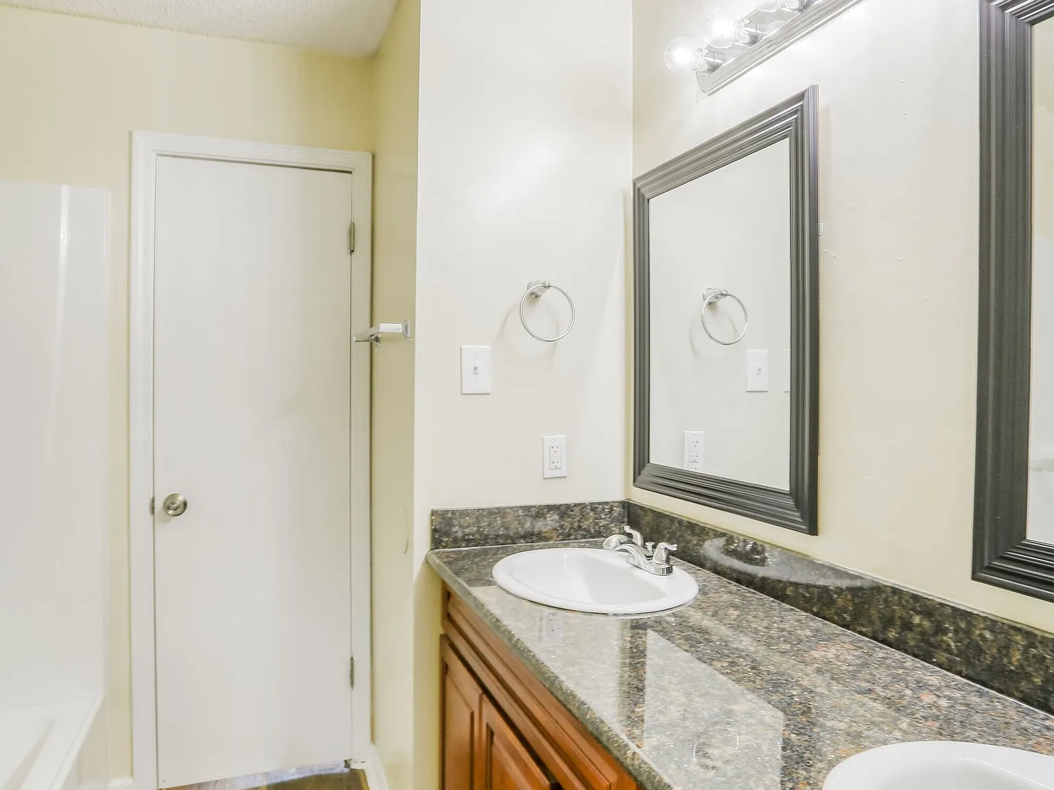 Creekwood Townhomes — Photo 3