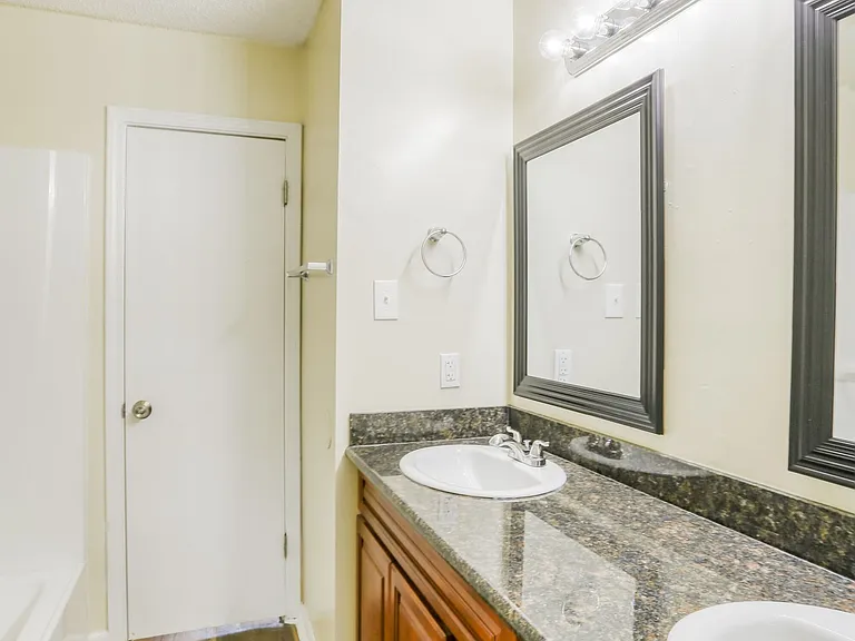 Creekwood Townhomes — Photo 3