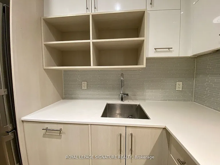 150 Fairview Mall Dr #807 — Photo 4