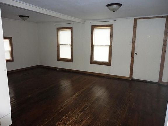 2nd image of 910 6th Ave W