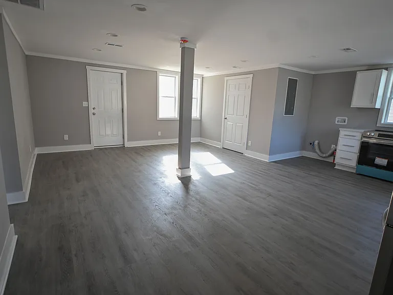 460 Bay St — Photo 2