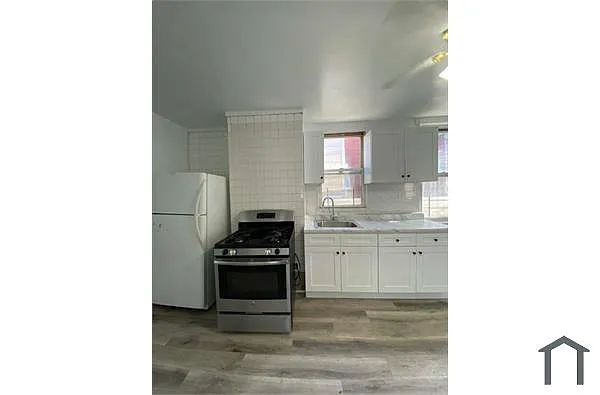 Building Photo - 120 Waverly St #3