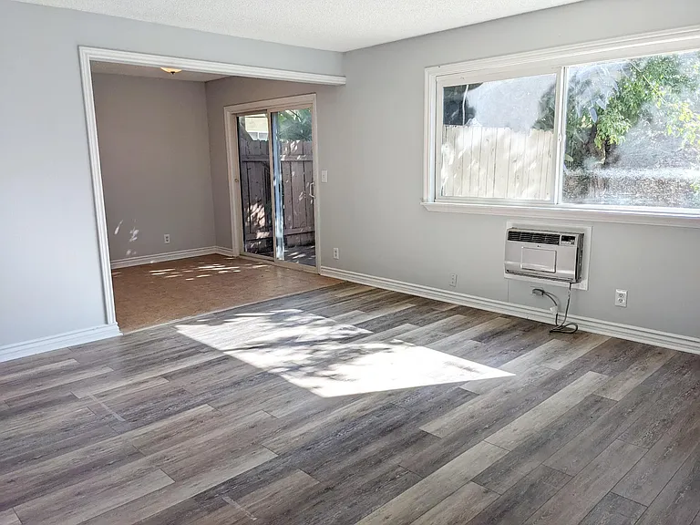 2655 E Park Ln #B — Photo 2