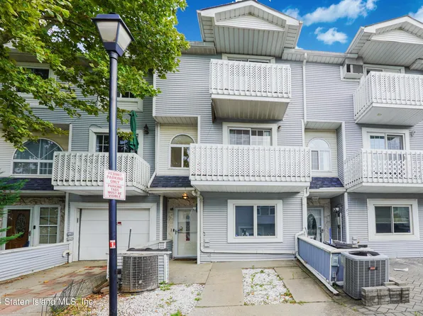 69 Country Dr E, Staten Island, NY 10314