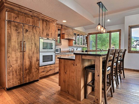 Kitchen with high end appliances (2 ovens, 2 dishwashers, 2 sinks).