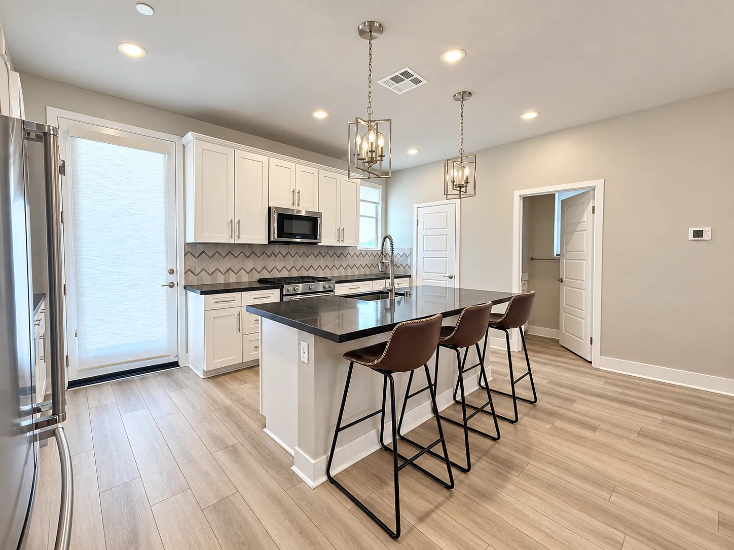 4 bed, 1828 sqft, $4,995 — Photo 2