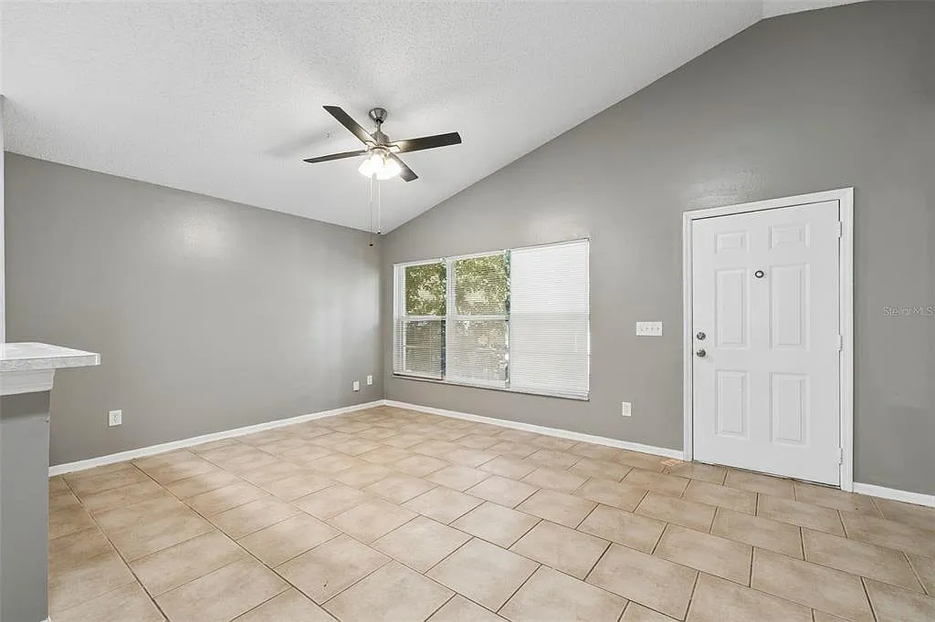 3 bed, 2.0 bath, 1038 sqft, $1,900 — Photo 4
