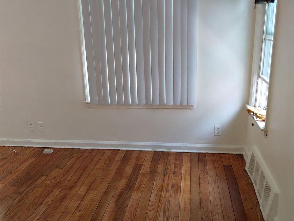 2nd image of 15724 Fielding St