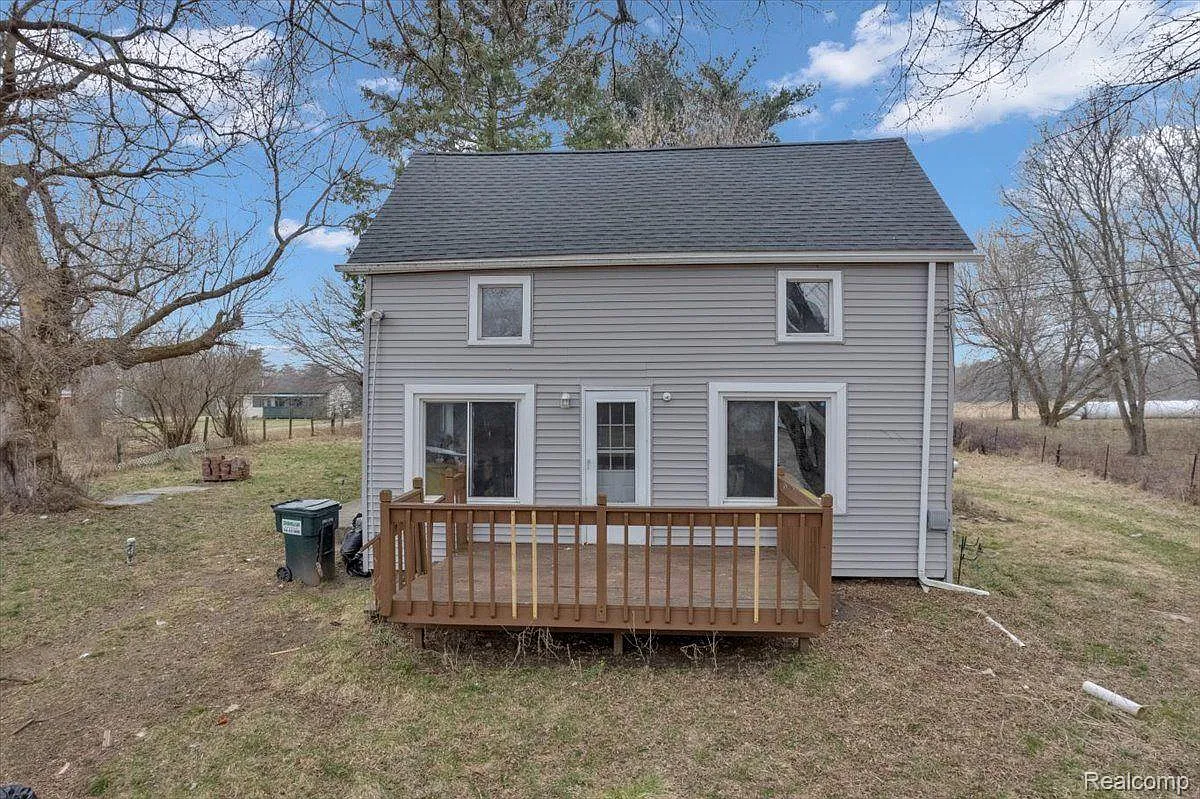 3823 N Lapeer Rd photo 1