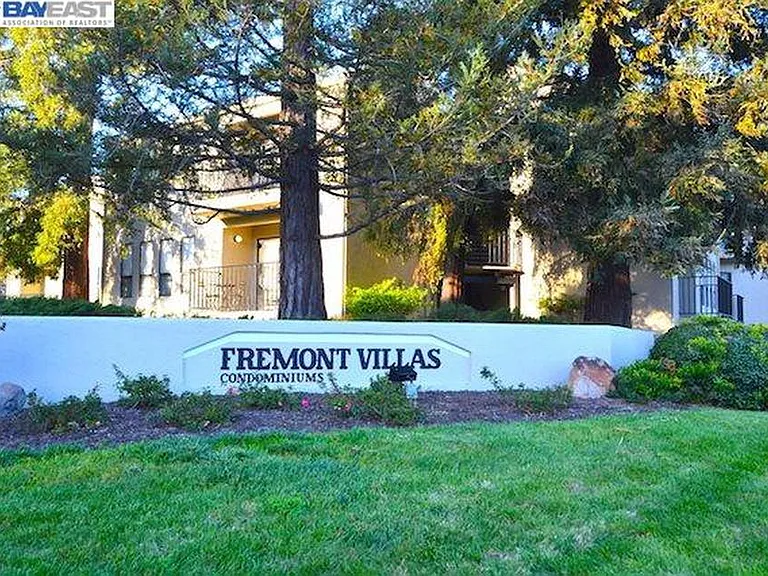 1980 Barrymore Cmn #T — Photo 3