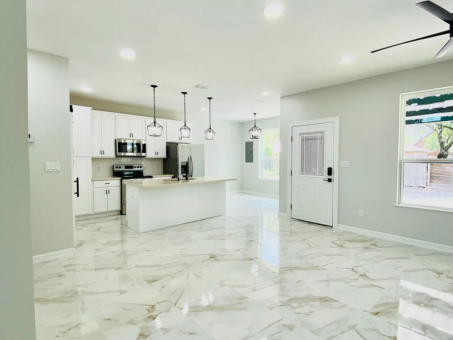 3 bed, 1700 sqft, $1,699 — Photo 3