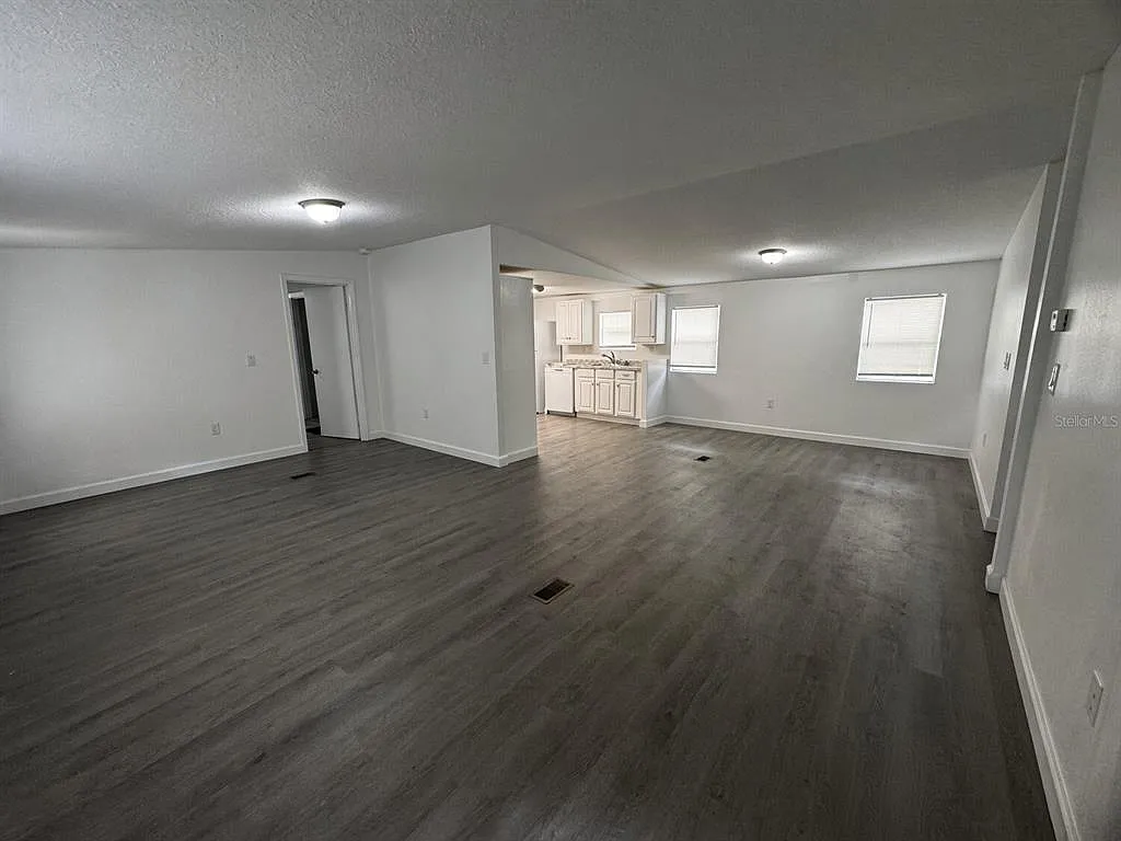 4 bed, 2.0 bath, 1650 sqft, $1,600 — Photo 2