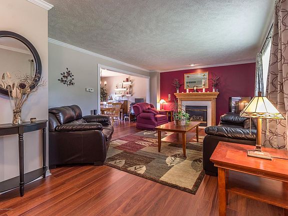 3rd image of 923 Deerwood Ln