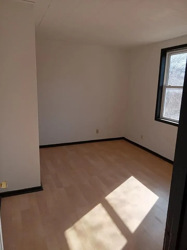 3 bed, $800 — Photo 2