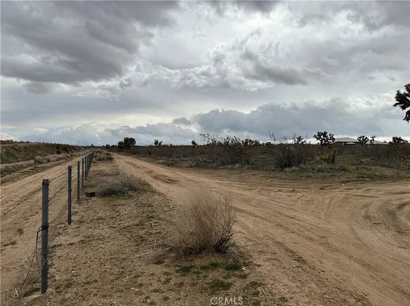 17 Smith Rd, Phelan, CA 92371