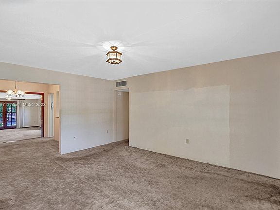 5th image of 6445 Manor Ln