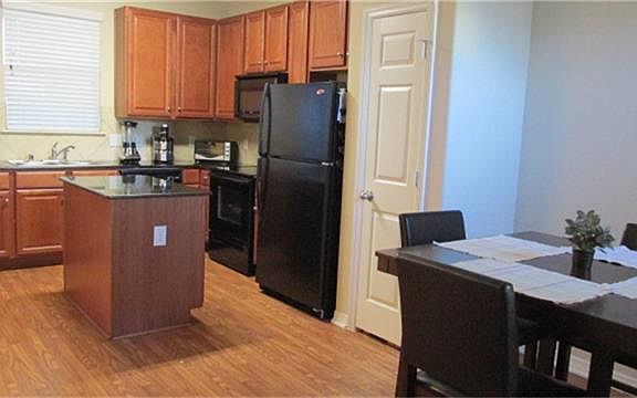 4th image of 914 Fish Creek Dr