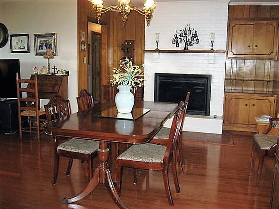 3rd image of 1500 Barker Ln